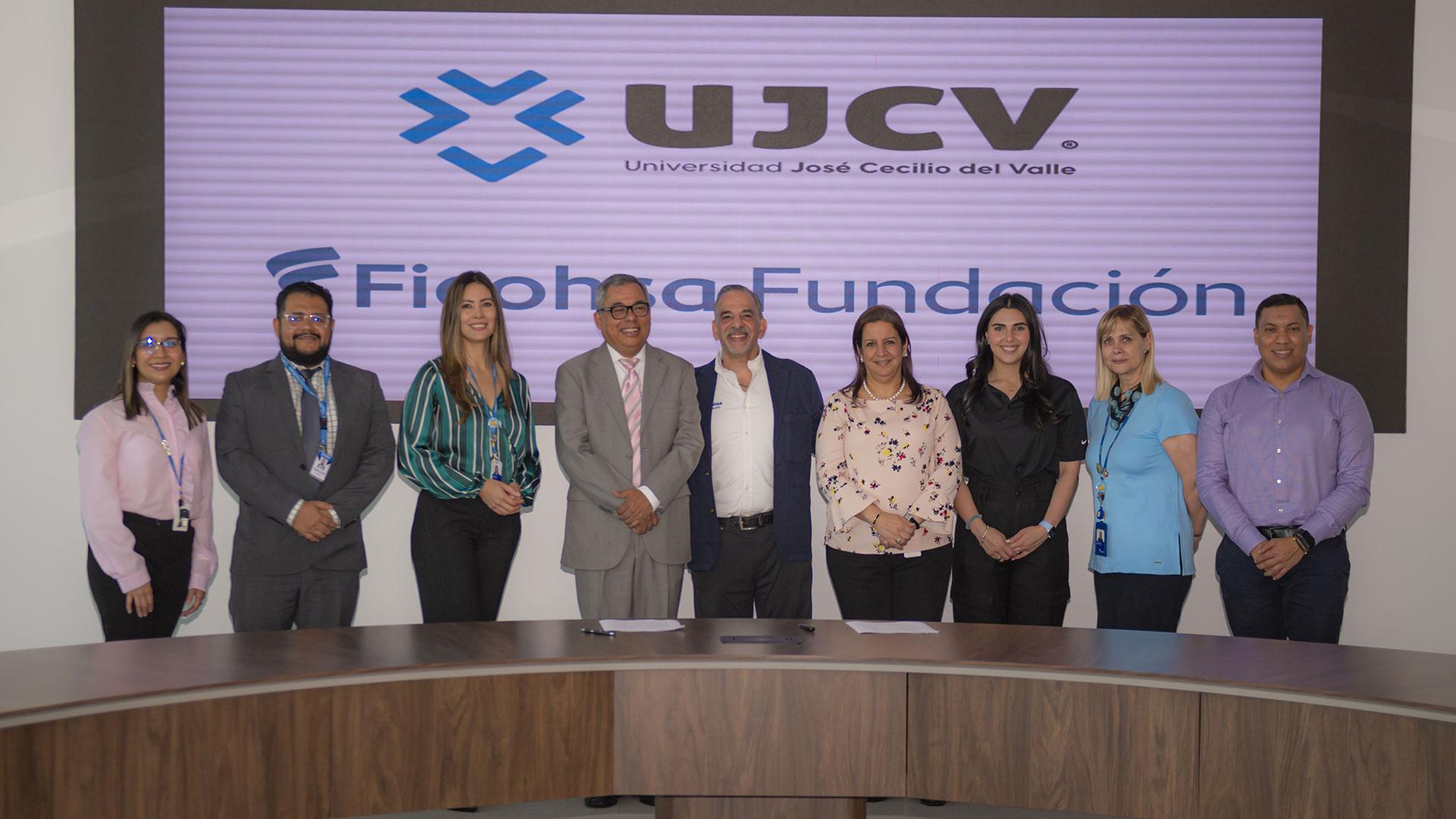 Fundación Ficohsa y la UJCV se unen para desarrollar programa de mentoría en educación