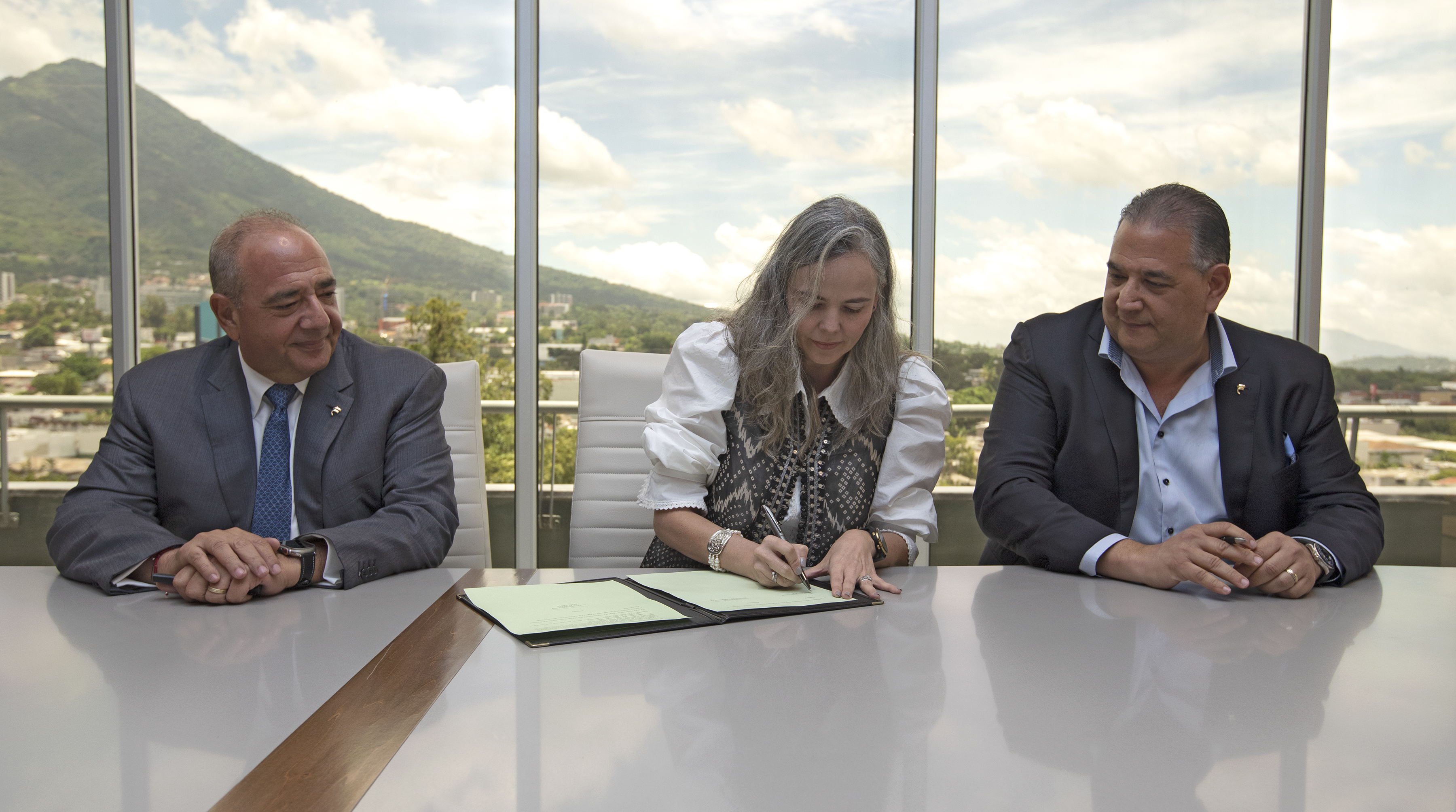 Suramericana y Grupo Financiero Ficohsa firman acuerdo  para la adquisición de ASESUISA en El Salvador